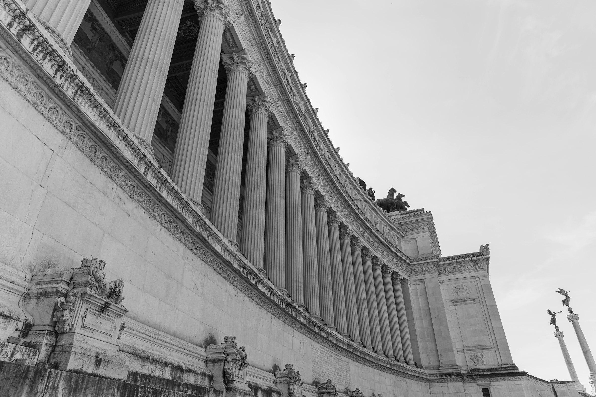 Columnas clásicas de una sede institucional